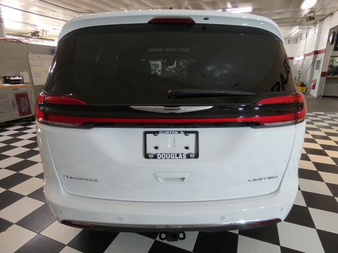 Used 2024 Chrysler Pacifica Limited w/ Trailer Tow Group FWD image 5