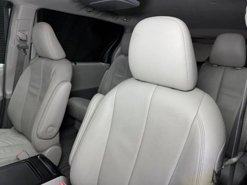 Used 2014 Toyota Sienna XLE FWD image 25
