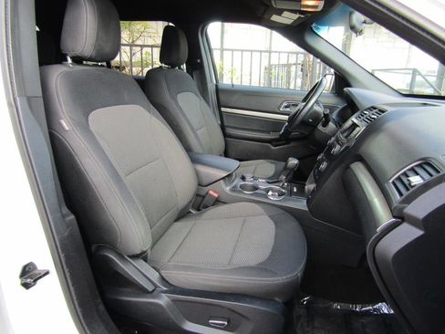 Used 2018 Ford Explorer XLT image 11