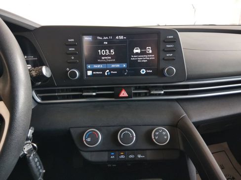 Used 2021 Hyundai Elantra SE FWD image 23