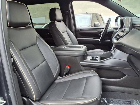 Used 2023 GMC Yukon XL SLT w/ SLT Luxury Package AWD/4WD image 6
