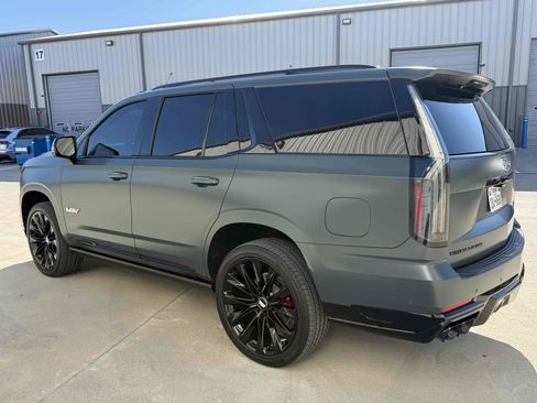 Used 2025 Cadillac Escalade V w/ LPO, ONYX Package image 24