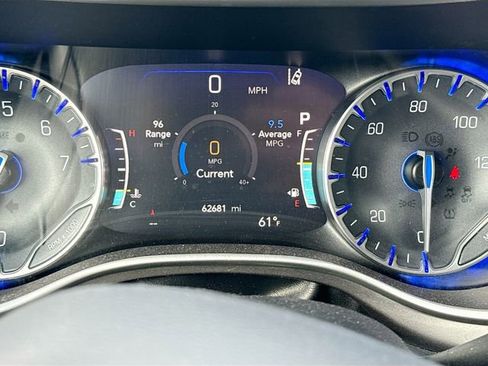 Used 2023 Chrysler Pacifica Touring-L FWD image 13