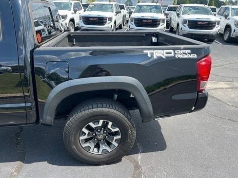 Used 2017 Toyota Tacoma TRD Off-Road w/ Premium & Technology Package RWD image 6