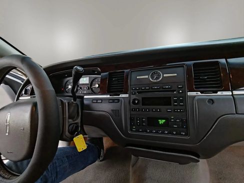 Used 2007 Lincoln Town Car Signature RWD image 19