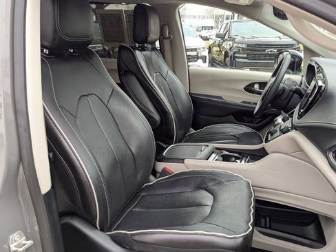 Used 2023 Chrysler Pacifica Limited FWD image 33