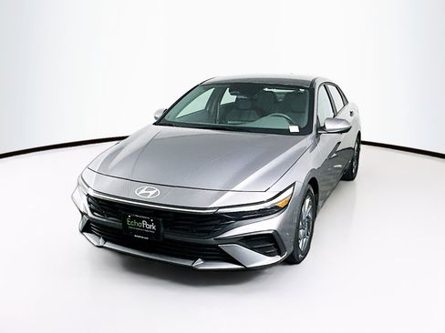 Used 2024 Hyundai Elantra SEL image 3