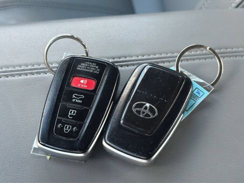 Used 2019 Toyota Avalon XLE w/ Moonroof Package FWD image 36