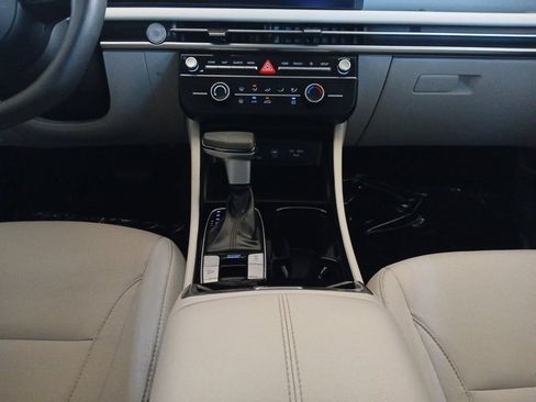 Certified 2025 Hyundai Tucson SE FWD image 11