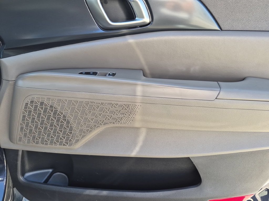 Used 2025 Kia Carnival FWD image 33