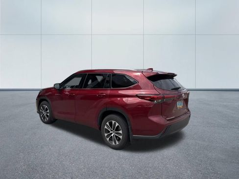 Used 2020 Toyota Highlander XLE AWD/4WD image 6