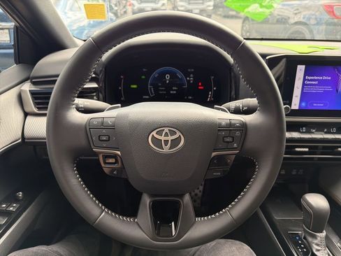 Used 2025 Toyota Camry SE w/ Convenience Package image 9