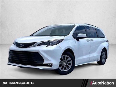 Used 2024 Toyota Sienna XLE FWD image 1