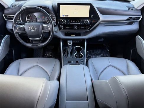 Used 2023 Toyota Highlander XLE image 11