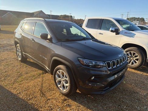 Used 2024 Jeep Compass Latitude image 10