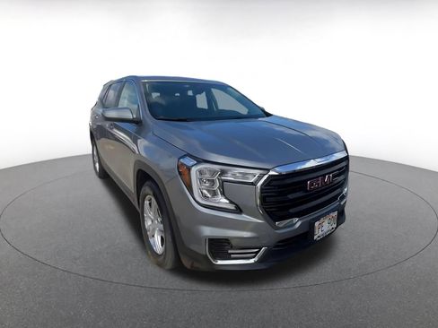 Used 2024 GMC Terrain SLE FWD image 3
