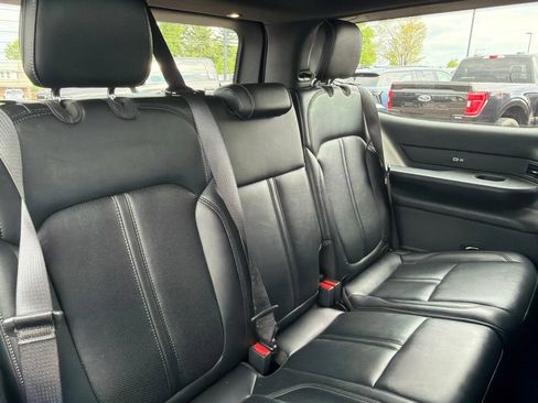 Certified 2024 Jeep Wagoneer Series II w/ Flexible Seating Group AWD/4WD image 12