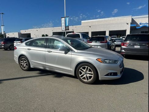 Used 2014 Ford Fusion SE w/ Equipment Group 202A FWD image 2