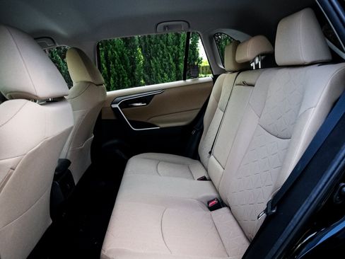 Used 2021 Toyota RAV4 XLE FWD image 7