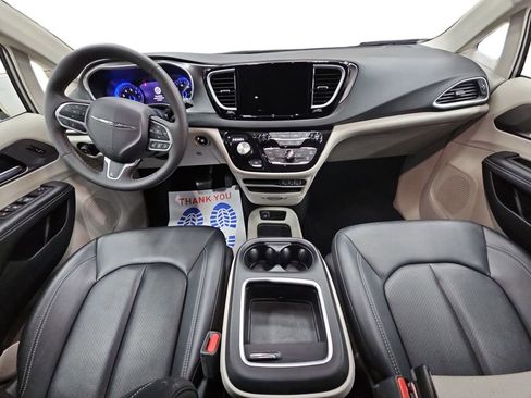 Used 2024 Chrysler Pacifica Touring-L image 9