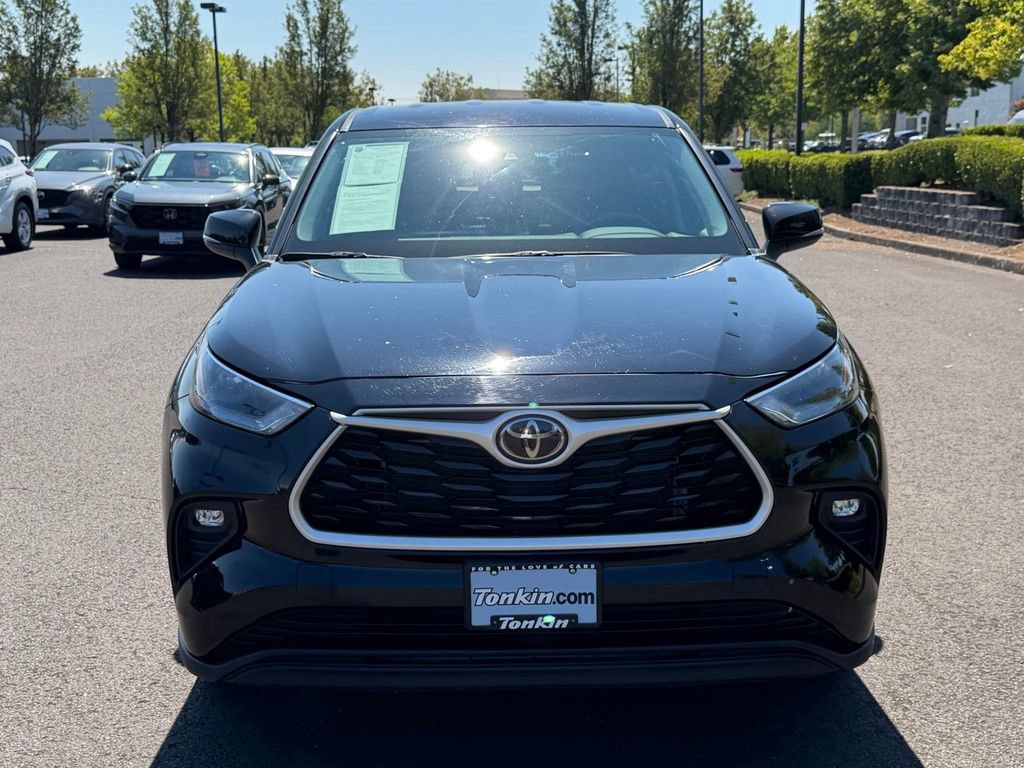 Used 2024 Toyota Highlander LE AWD/4WD image 3
