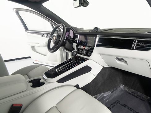 Certified 2026 Porsche Macan AWD/4WD image 33
