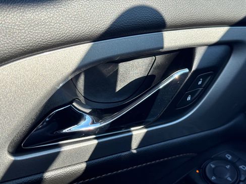 Used 2021 Chevrolet Traverse LT image 24