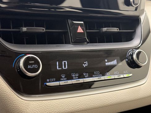 Used 2020 Toyota Corolla LE FWD image 18