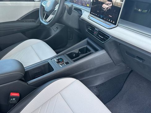 New 2025 Volkswagen Tiguan SE AWD/4WD image 16