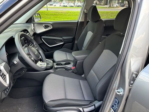 Used 2025 Kia Soul LX w/ LX Technology Package FWD image 31