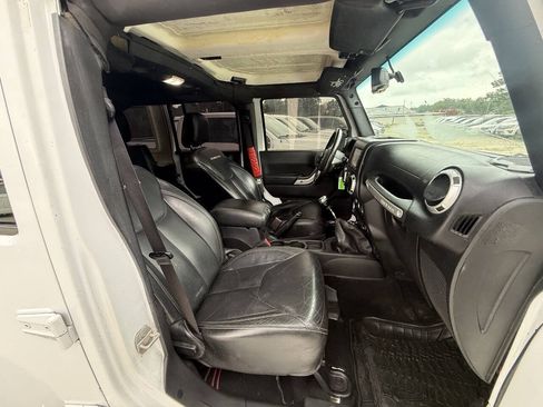 Used 2015 Jeep Wrangler Unlimited Rubicon AWD/4WD image 21