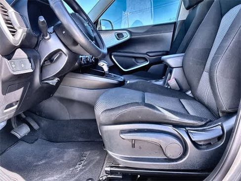 Used 2022 Kia Soul LX image 17