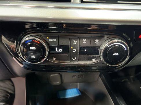 Used 2025 Chevrolet Trax LT w/ LT Convenience Package image 28