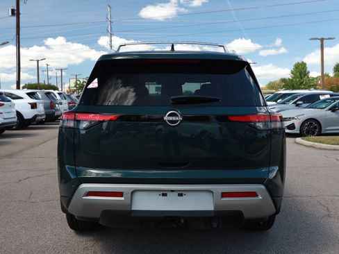 Used 2025 Nissan Pathfinder SL w/ SL Premium Package FWD image 4