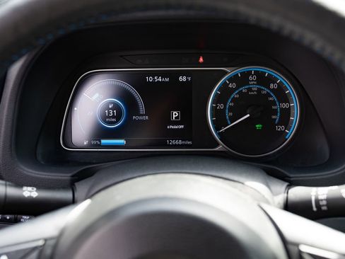 Used 2018 Nissan Leaf SL w/ SL Technology Package FWD image 12