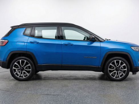 Used 2025 Jeep Compass Trailhawk image 11
