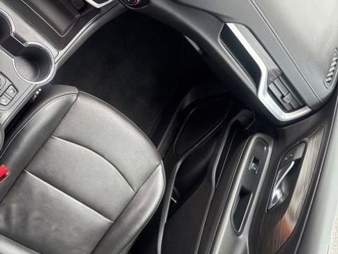 Used 2024 GMC Terrain SLT AWD/4WD image 19