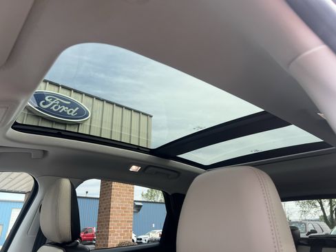 Used 2022 Ford Escape SEL image 2