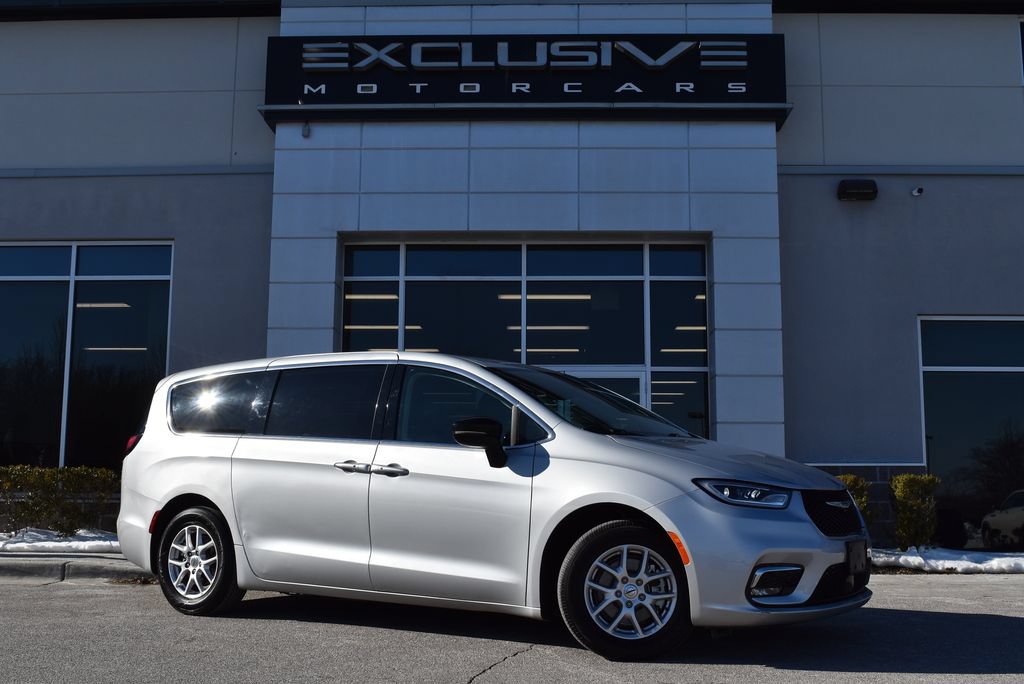 Used 2024 Chrysler Pacifica Touring-L FWD image 1
