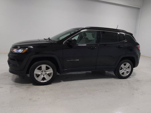 Used 2022 Jeep Compass Latitude w/ Sun and Sound Group AWD/4WD image 2