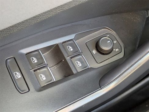 Used 2025 Volkswagen Jetta SE image 20