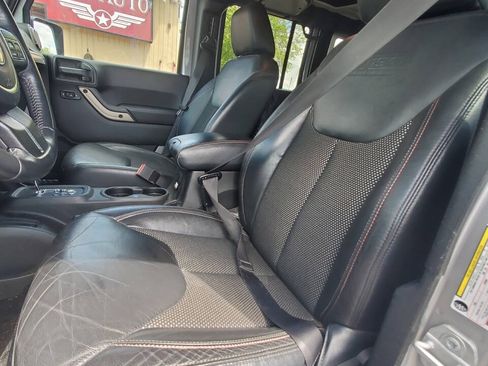 Used 2016 Jeep Wrangler Unlimited Sahara AWD/4WD image 5