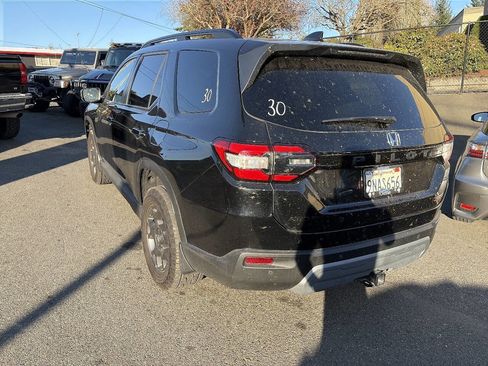Used 2025 Honda Pilot TrailSport image 3