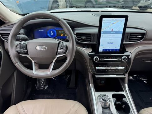 Used 2022 Ford Explorer Platinum w/ Technology Package image 4