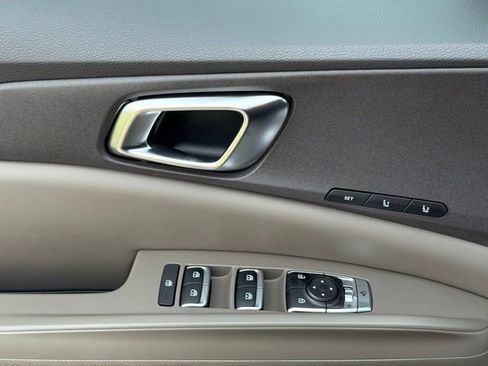 Used 2025 Kia Carnival EX FWD image 15