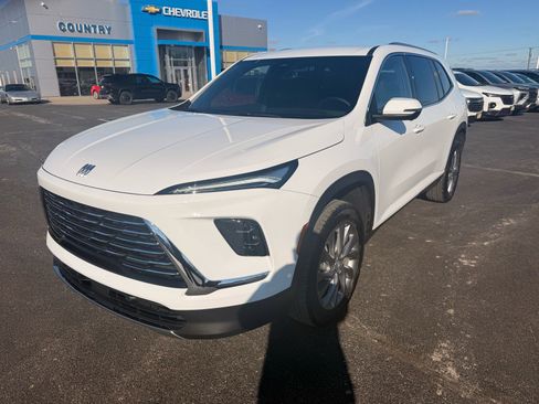 Used 2025 Buick Enclave Preferred image 9