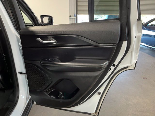 Used 2023 Jeep Grand Cherokee Laredo AWD/4WD image 16