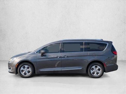 Used 2017 Chrysler Pacifica Touring-L Plus FWD image 8