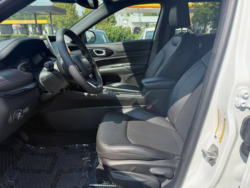 Used 2025 Jeep Compass Trailhawk AWD/4WD image 25