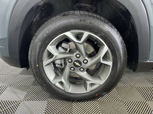 Used 2025 Chevrolet Trax LT w/ LT Convenience Package image 17